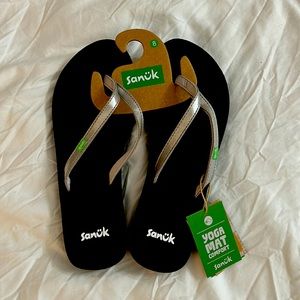 Sanuk - W8 - NWT - Silver